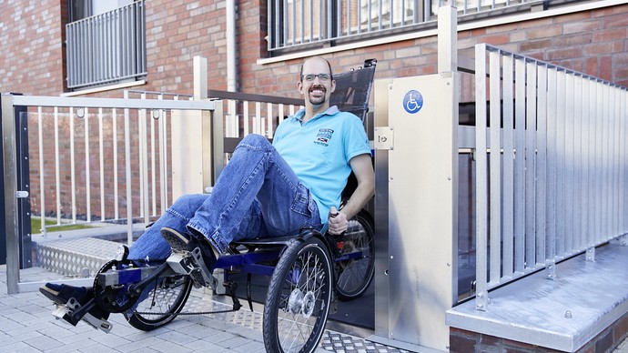 Junger Mann fährt ein Liegefahrrad