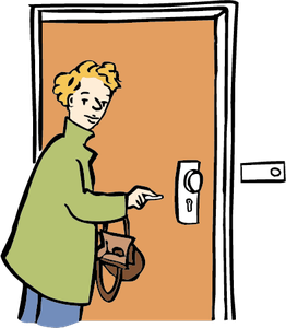 Eine Person schließt mit dem Schlüssel eine Tür auf.