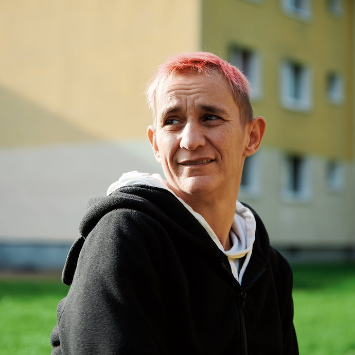 Portrait einer Frau vor einem Wohnhaus (vergrößerte Bildansicht wird geöffnet)