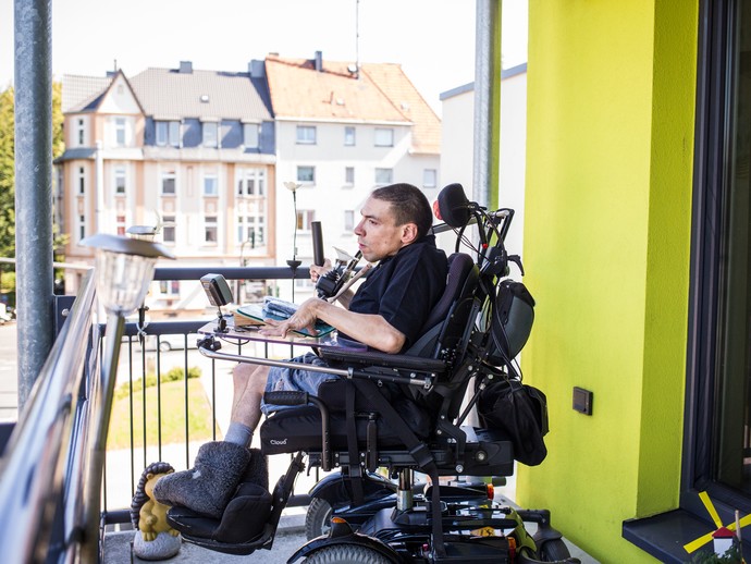 Marc Szymkowiak auf dem Balkon seines Apartments in Bochum-Weitmar. (vergrößerte Bildansicht wird geöffnet)