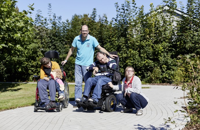 Gruppe junger Menschen mit Behinderungen